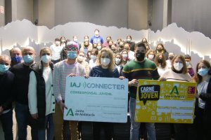 Participantes en la charla informativa en Adra.