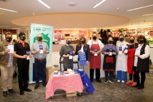 Reparto de material en el Mercado de Abastos de El Ejido.