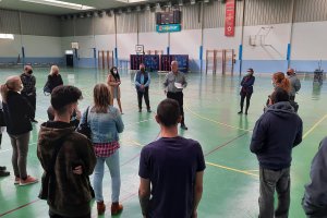 El alcalde de Huércal de Almería hablando con un grupo de vecinos.