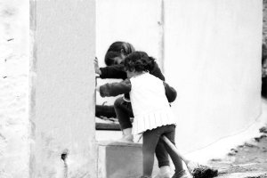 Dos niñas jugando con una escoba en el barrio de Chamberí.