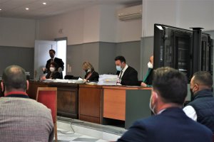 Panorámica de la sala, con la fiscal a la izquierda y los letrados Mónica Moya y José Miguel Ramos