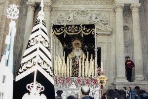 La Virgen del Consuelo, saliendo de la Catedral hace 25 años.