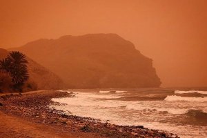 El Cabo de Gata tenido del tono rojizo provocado por el polvo africano