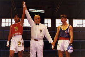 Juan José Tonda proclama a un vencedor.