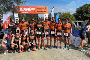 Foto de familia en la línea de llegada para los deportistas.