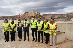 Juanma Moreno y otras autoridades, en la terraza de la Casa Consistorial.