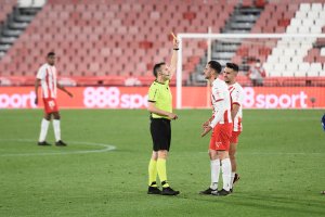De la Fuente Ramos amonestando a Villar en el Almería-Alcorcón del año pasado.