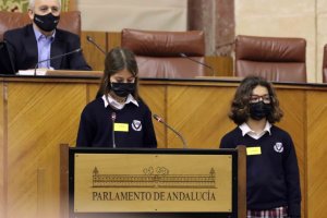 Alumnos del colegio SEK Alborán ejercen como ‘diputados por un día’.