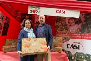 La vicepresidenta y el presidente de CASI, en el stand del Paseo de Almería.