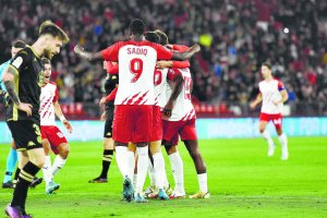 Con Umar Sadiq la vida es mucho más fácil en el Almería.