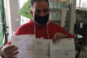 Víctor Martínez muestra una factura anterior, de 666 euros, y las dos últimas de 1.500 y 1.400.