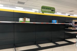 Estanterías de leche prácticamente vacías en un súper de Almería este sábado.