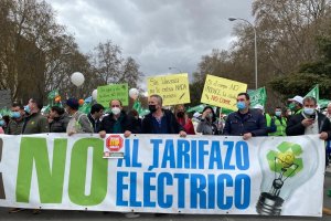 Los manifestantes protestan por el precio de la luz y los carburantes. Foto: Carmen Álvarez.