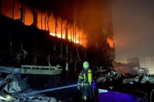 Al menos ocho muertos y un herido tras un bombardeo ruso a un centro comercial en Kiev.