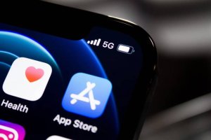 Imagen de un móvil con conexión 5G.