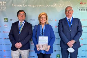 Cecilio Peregrín presentó la Memoria de Sostenibilidad a Fátima Báñez y José García