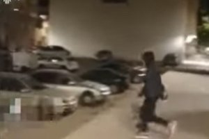 Captura de imagen de uno de los vídeos antes de saltar sobre el capó de un coche.