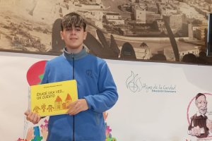 Antonio Montoya Moreno con el libro adaptado al braille.