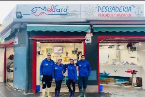 El equipo comercial de la pescadería almeriense \"El Faro\".