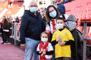 Nada más bonito que una familia en el Mediterráneo animando al Almería.