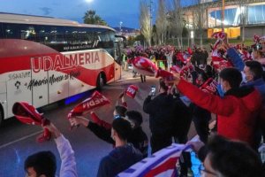 Los aficionados recibiendo al equipo.