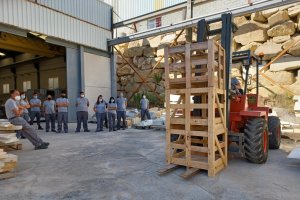 Los alumnos realizan las prácticas de manejo cargas en la Escuela de Mármol.