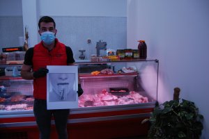 Un comerciante de Berja posa con el cartel del festival.