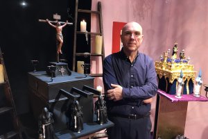Manuel Pérez junto a la reproducción del paso del Cristo del Perdón.