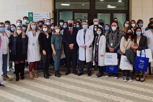 El delegado de Salud y responsables sanitarios con los futuros residentes.