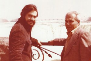 José Antonio  Martínez Soler con su padre, en las cataratas del Niágara, Canadá (1977).