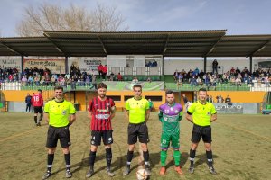 El trío arbitral con Juanra de capitán en el once del Levante almeriense.