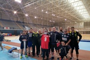 Lázaro con la camiseta roja del Europa Óptica Almería.
