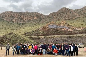 Los participantes de las Olimpiadas en su visita geológica a la Geoda de Pulpí.