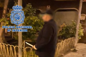 La Policía persiguió al ladrón, al que logró detener y recuperar el arma y el dinero.