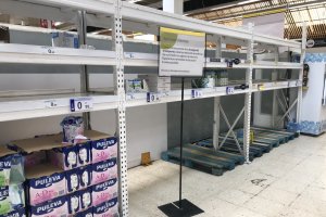 Las consecuencias de la huelga del transporte deja a los supermercados notablemente faltos de aprovisionamiento de leche.