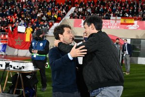 Pacheta saluda a Rubi en el Almería-Valladolid.