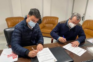 El alcalde, Juan Pedro García, y el presidente del Comité Local de Cruz Roja en Pulpí, Javier Pérez firman el convenio.