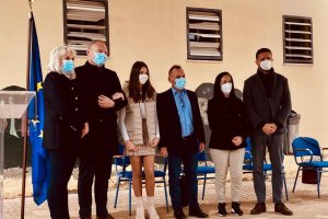 La joven cuevana junto a las autoridades.