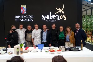 Foto de familia en el expositor de \'Sabores Almería\'
