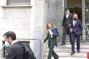 Santi Mina sale del Palacio de Justicia acompañado por sus letrados