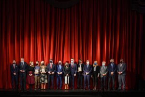 Foto de familia de los galardonados, los entregadores de los premios, los organizadores y autoridades políticas e institucionales.