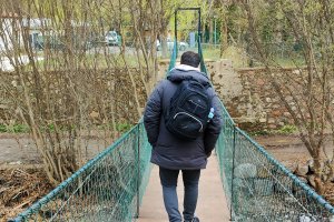 Puente colgante, recién arreglado, desde el que se llega al camping.