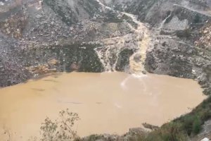 Agua embalsada en una cantera de Macael.
