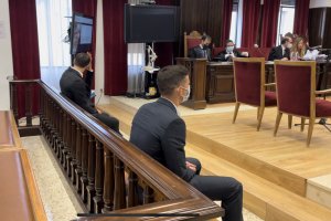 Santi Mina y David Goldar este jueves, con sus letrados al fondo