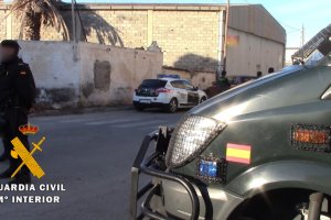 Control de la Guardia Civil en el acceso a Las 200 Viviendas