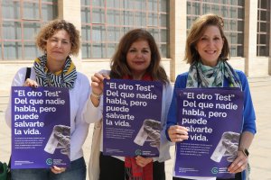 La edil, Julia Ibáñez, y responsables de la Asociación contra el Cáncer de El Ejido.
