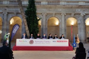 Mesa redonda que se celebra en el Claustro de la Catedral de Almería.