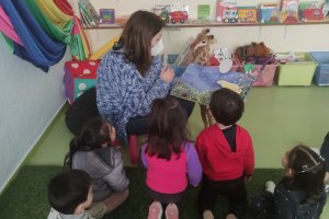 Niños de Educación Infantil con su maestra.