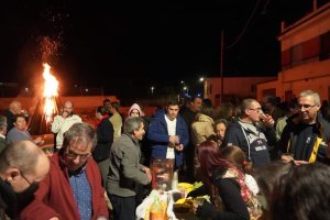Una reunión junto a una de las hogueras la noche de ayer jueves (FOTO: Ayuntamiento de Berja)