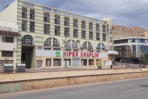 Bazar chino de Aguadulce que ha cerrado en donde estuvieron los multicines Chaplin.